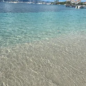 chez-hugo.comcaribbean.com/